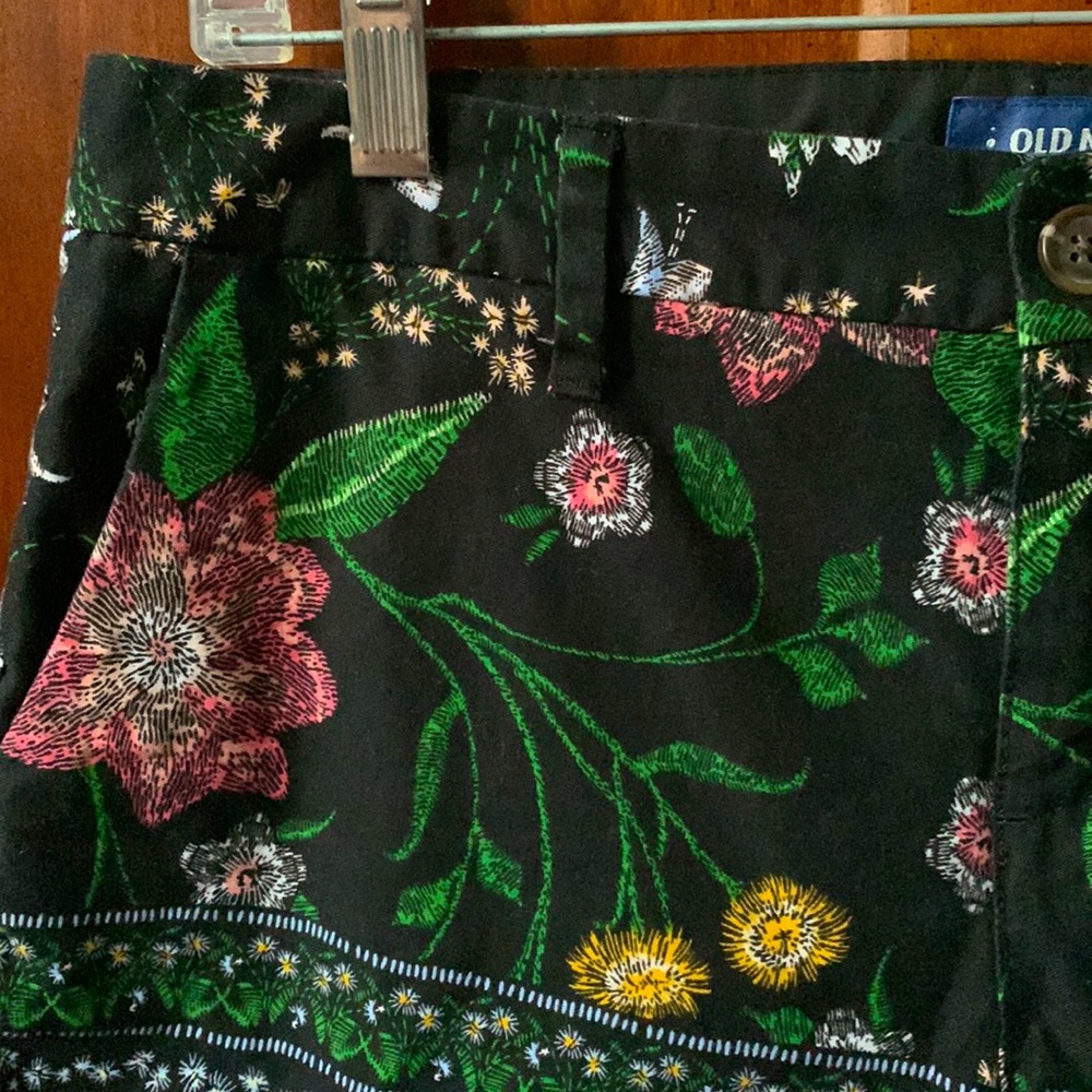 Pretty black floral everyday shorts size 4 - Picture 2 of 9